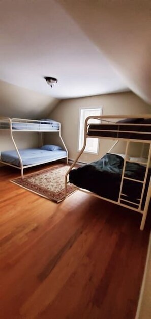 4 slaapkamers, een strijkplank/strijkijzer, wifi, beddengoed