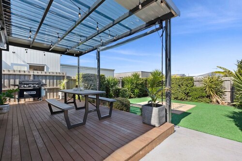 Omega- Family getaway, games room, pets welcome, sleeps 8