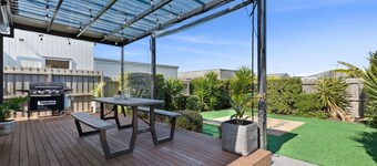 Omega- Family getaway, games room, pets welcome, sleeps 8