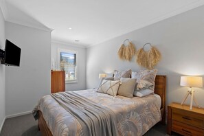 3 slaapkamers, een bureau, een strijkplank/strijkijzer, reisbedje