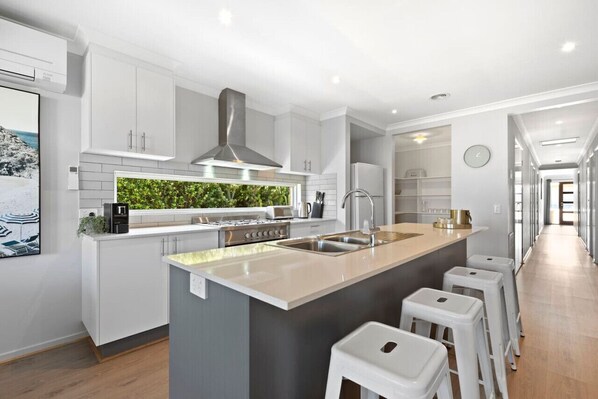 Réfrigérateur, four à micro-ondes, un four, surface de cuisson