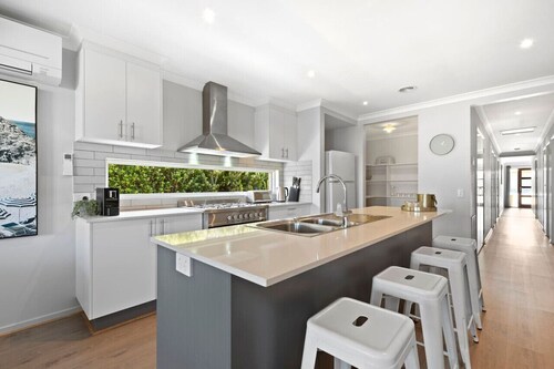 Omega- Family getaway, games room, pets welcome, sleeps 8