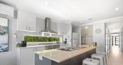 Omega- Family getaway, games room, pets welcome, sleeps 8