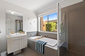 Een bad, een haardroger, handdoeken