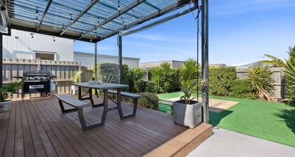 Omega- Family getaway, games room, pets welcome, sleeps 8