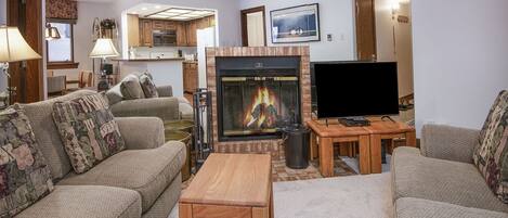 Televisión y chimenea