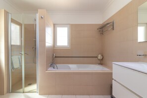 Badewanne, Haartrockner, Handtücher