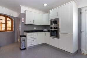 ثلاجة، ميكروويف، فرن، غسالة أطباق