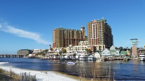 A waterfront hotel with multiple buildings, a pier, and boats docked. - Beach Blossom Villa - Privacy and Perfect Location (Fort Walton Beach)