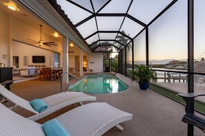 A heated pool - Putting Green, Movie Room, Kayaks, Heated Pool & Gulf Access - Cape Coral Beach House- Roelens (Cape Coral)