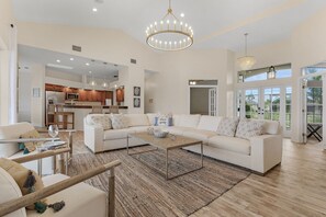 TV - Putting Green, Movie Room, Kayaks, Heated Pool & Gulf Access - Cape Coral Beach House- Roelens (Cape Coral)