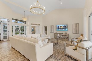 TV - Putting Green, Movie Room, Kayaks, Heated Pool & Gulf Access - Cape Coral Beach House- Roelens (Cape Coral)