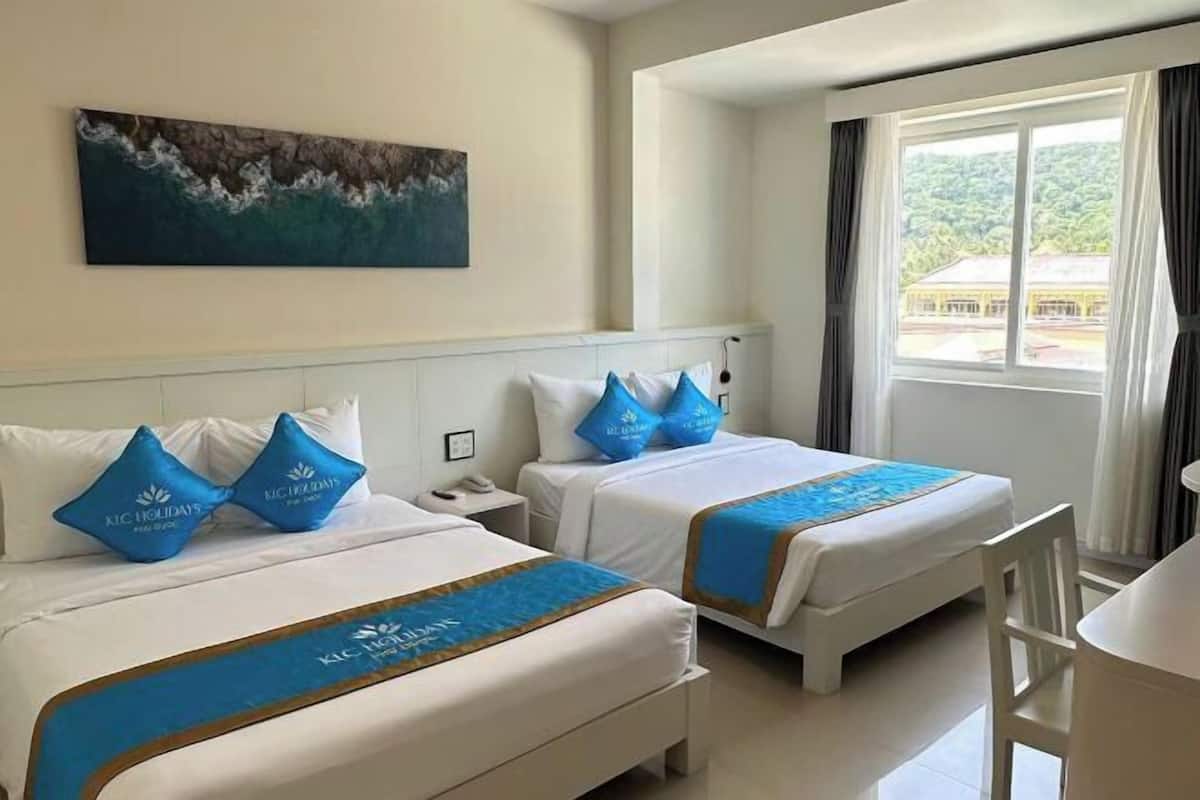 Minibar (inkludert), skrivebord, blendingsgardiner og strykejern/-brett