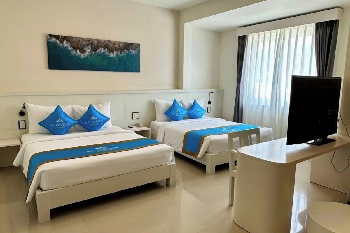 Minibar với thức uống miễn phí, bàn, màn/rèm cản sáng 