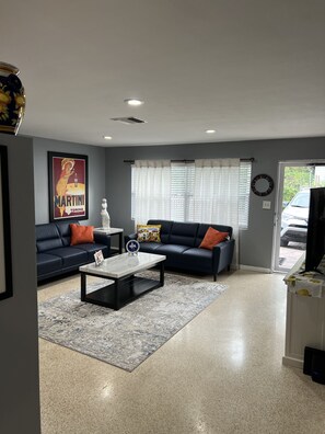 Interior - 3 miles to clearwater beach, 1 mile to Morton plant (Clearwater)