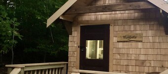 Tiny House with private hot tub on 100 acres