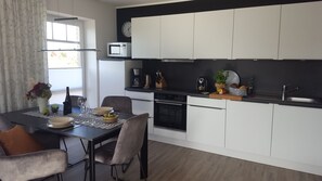 Een koelkast, een microgolfoven, een oven, een kookplaat