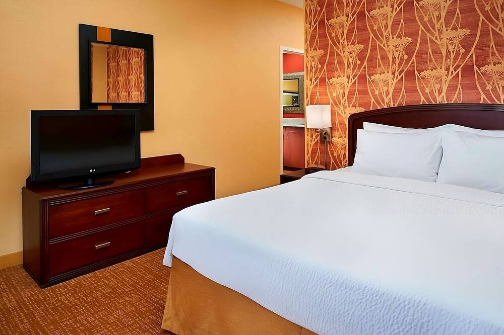 Close to Grand Victoria Casino! FREE Parking, Pool, Pet-Friendly Property!