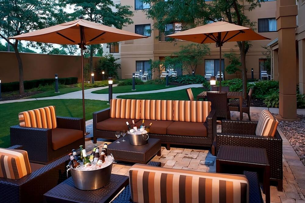Perfect Hideaway! Swimming Pool, FREE Parking, Near Hemmens Cultural Center!