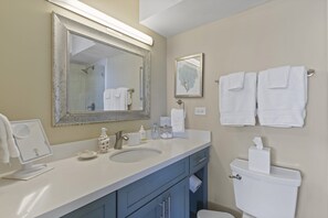 Suihku, hiustenkuivaaja, pyyhkeet, saippua