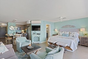 1 makuuhuone, tallelokero huoneessa, työpöytä, silitysrauta/-lauta