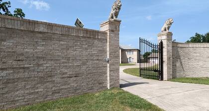 Luxe Villa Close to Galveston, Kemah, NASA & Houston