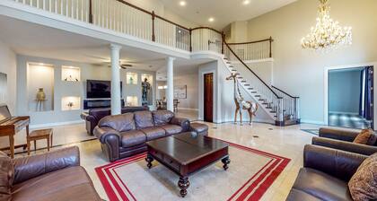 Luxe Villa Close to Galveston, Kemah, NASA & Houston