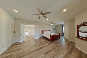 5 bedrooms, WiFi - Luxe Villa Close to Galveston, Kemah, NASA & Houston (Dickinson)