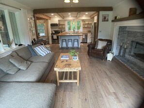 TV connectée, cheminée, table de tennis de table