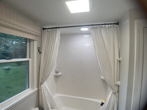 Combined shower/bathtub, hair dryer, towels, soap - Renovated Ranch 5 Bed 2 Bth, Open concept. Close to beaches, airport & Portland (Scarborough)