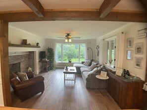 TV connectée, cheminée, table de tennis de table