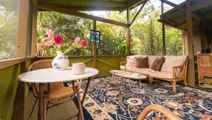 Terrace/patio - Mana Loli Sanctuary (Honokaa)