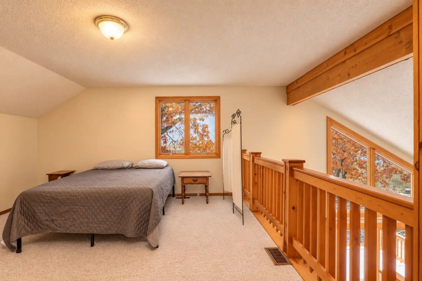 warm_loft_bedroom_under150kb