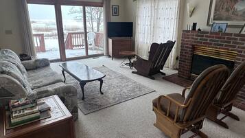 Una Smart TV, una chimenea