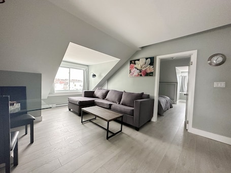 Smart TV. Unique Modern Luxury 2 Bedroom Apartment