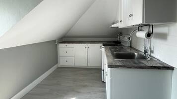 Frigorífico, microondas, horno y placa de cocina