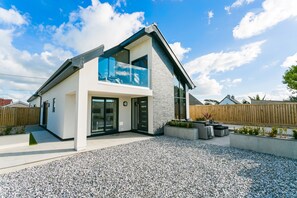 Exterior - Gwel y Mor -  sea views in Rhosneigr - sleeps six guests in three bedrooms (Rhosneigr)