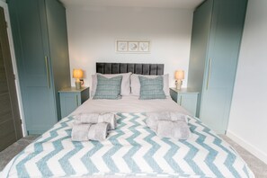 3 bedrooms, iron/ironing board, travel crib, free WiFi - Gwel y Mor -  sea views in Rhosneigr - sleeps six guests in three bedrooms (Rhosneigr)