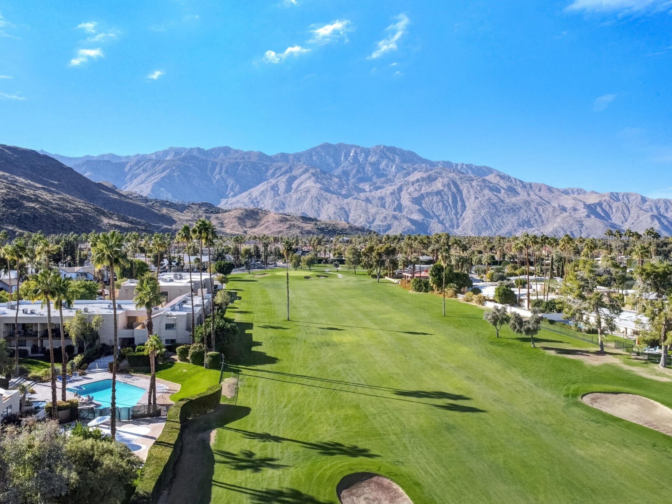 Stylish cozy golf course retreat - amazing views, resort amenities + more 