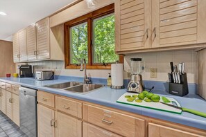 Fridge, microwave, oven, stovetop - Painted Sky Landing - Dog-friendly / Game Room / Water Toys (Moneta)