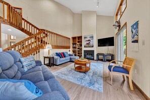 TV, DVD player, foosball, table tennis - Painted Sky Landing - Dog-friendly / Game Room / Water Toys (Moneta)