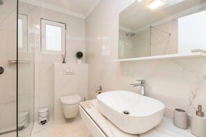 Douche, sèche-cheveux, serviettes fournies