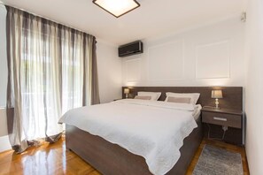2 bedrooms, iron/ironing board, travel cot, WiFi