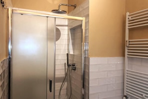 Dusj, hårføner og håndklær