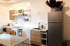Een koelkast, een magnetron, een oven, een kookplaat