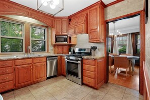 Fridge, microwave, oven, stovetop - 3 Queens, Walk to Eat, Tons of Character, Spacious (Appleton)