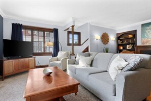 Smart TV, caminetto, libri