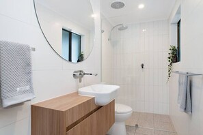 Hair dryer, towels - Modern Central Chinatown Home (Adelaide)