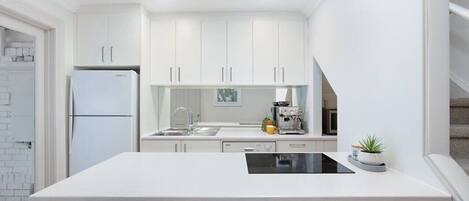 Réfrigérateur, micro-ondes, four, plaque de cuisson