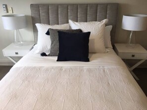 2 Schlafzimmer, Schreibtisch, Bügeleisen/Bügelbrett, Reisekinderbett